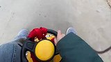 二哈拉着铲屎官遛弯，铲屎官体验了一把飞的感觉！