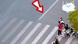 这一幕又暖又可爱