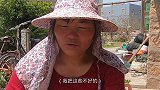 巨石缝里往往躲着大家伙，泰叔带上神器往里一掏，大呼有货有货