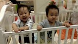 有些小孩笑着笑着就哭了，这对双胞胎宝宝太搞笑了