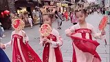 21岁生了三胞胎女儿，28岁手里拉着三个，肚子里又怀了两个