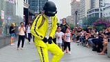 小哥哥今天低调了，一个人在那里跳舞
