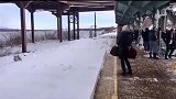 冰天雪地雪天火车进站