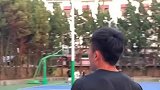 头铁男子撞篮板如行云流水