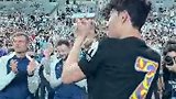 实拍赛后被队友们高高抛起后孙兴慜掩面落泪