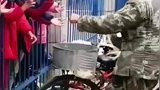 老人隔着学校围栏向学生免费发棉花糖