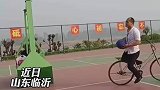 大哥倒骑自行车投篮