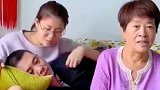 夫妻两当着婆婆的面秀恩爱，婆婆的反应也太真实了