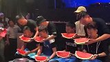 大伙吃西瓜比赛，比猪八戒还快