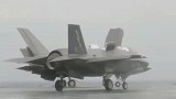 美国F-35B战斗机在航母上起飞，有点像洒水车的样子！