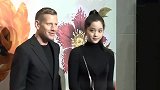 欧阳娜娜两岁走秀照爆红，被迫营业哭到崩溃，最后被工作人员抱走