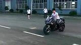 别的不说，就这两轮漂移还是挺带劲的，这绝对是高手了