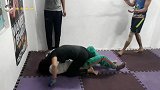 小伙子跟美女切磋格斗，结果自己不是个，被美女压着打