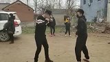 一个练散打儿子，一个少林武校的侄子，说啥也要比划一下！