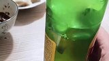 男子喝啤酒刚倒出了就结冰，小麦冰沙不光好吃，还醉人