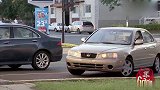 国外爆笑街头恶搞，手托奶油意图太明显，司机躲车里就是不开窗