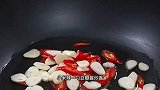 很多人做鱼都是直接下锅炒，那样不仅腥味重，而且还特别容易散
