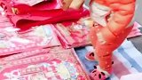 宝宝：财神爷必须好好磕头，才能保佑我家发财