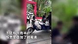 公园门口聚集流动摊贩，多名巡查员用喇叭喊话别买-会吃坏肚子