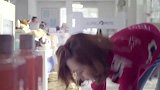 美女对中年大叔一见钟情，结果见到他女儿后蒙圈了！