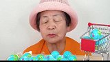 全网最酷80岁老奶奶，吃起美食如此认真，看着表情真享受