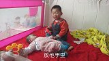 自从有了双胞胎，两岁的哥哥也懂事了，可以看宝宝了，妈妈很欣慰
