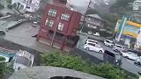 超大洪水袭来，细看视频左上角，有个人傻傻被冲走了