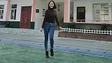 学校新来的语文老师，在教学楼下跳舞！学生我也想学！