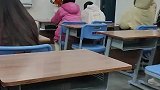 男生手捧鲜花走进教室，给心仪的女生送花