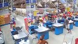 顾客正结账，超市货架接连倒塌径直砸下 人群瞬间四散哭喊逃命