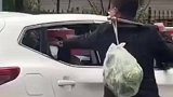 女子多次将垃圾从车内扔出，被社区副书记霸气扔回