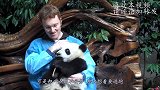 熊猫宝宝翻床越狱，回头看到奶妈来了，下一秒的举动让人笑岔气！