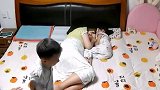 上床睡觉的弟弟和爸爸全程偷偷摸摸提心吊胆