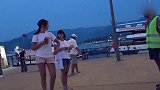 老街提着油漆桶整蛊路人，往路人身上刷漆，路人都不知道真假！