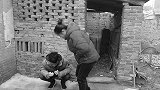 短剧：妻子一天跑50趟厕所，丈夫疑惑，跟过去一看，泪如雨下