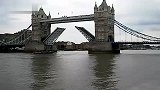 旅游焦点-20110721-实拍伦敦塔桥打开闭合