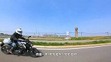 嚣张！摩托车居然在大马路上“翘头”？不怕？