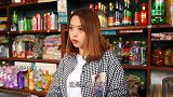 老板娘超市卖醋，小伙不要包装，没想美女立刻涨价，真是太搞笑了
