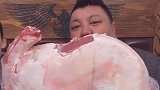 内蒙人吃羊肉就是豪放，直接在小羊羔身上切下来，看着非常过瘾！