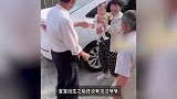 满满仪式感！爷爷第一次见孙子又放炮又脱衣服，网友：讲究