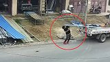 危险！安徽一男子走路低头玩手机 撞上路边铁皮头破血流