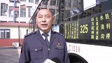 山东青岛：急救车被堵，公交司机指挥交通开辟生命通道