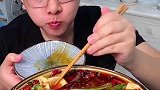 吃毛血旺还要配着洋葱吃，这一看就是讲究人家的吃法