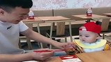 这傻儿子也没谁了，接下来的一幕，原谅我忍不住笑了！
