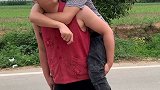 从你的眼神中就看出你可担心俺俩