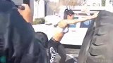 健身女郎疯狂特训！大轮胎+撸铁 完美塑形全靠汗水换来