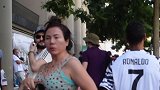 花式作死！身着尤文C罗球衣 尤文球迷伯纳乌门前