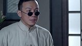 穷小伙提刀找人被拦，万万没想到小伙直接一脚，瞬间吓懵富家老爷
