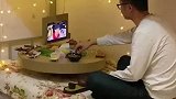 小伙在宿舍一边吃着自助转台上的零食，一边追剧