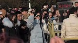 谢娜秦岚亮相春晚彩排装扮靓丽 魏大勋面无表情 肖战获人护驾